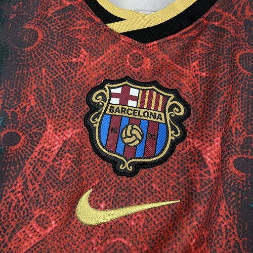 Maillot FC Barcelone Rétro Concept "Baroque Rouge" 2021/2022 — vue 5