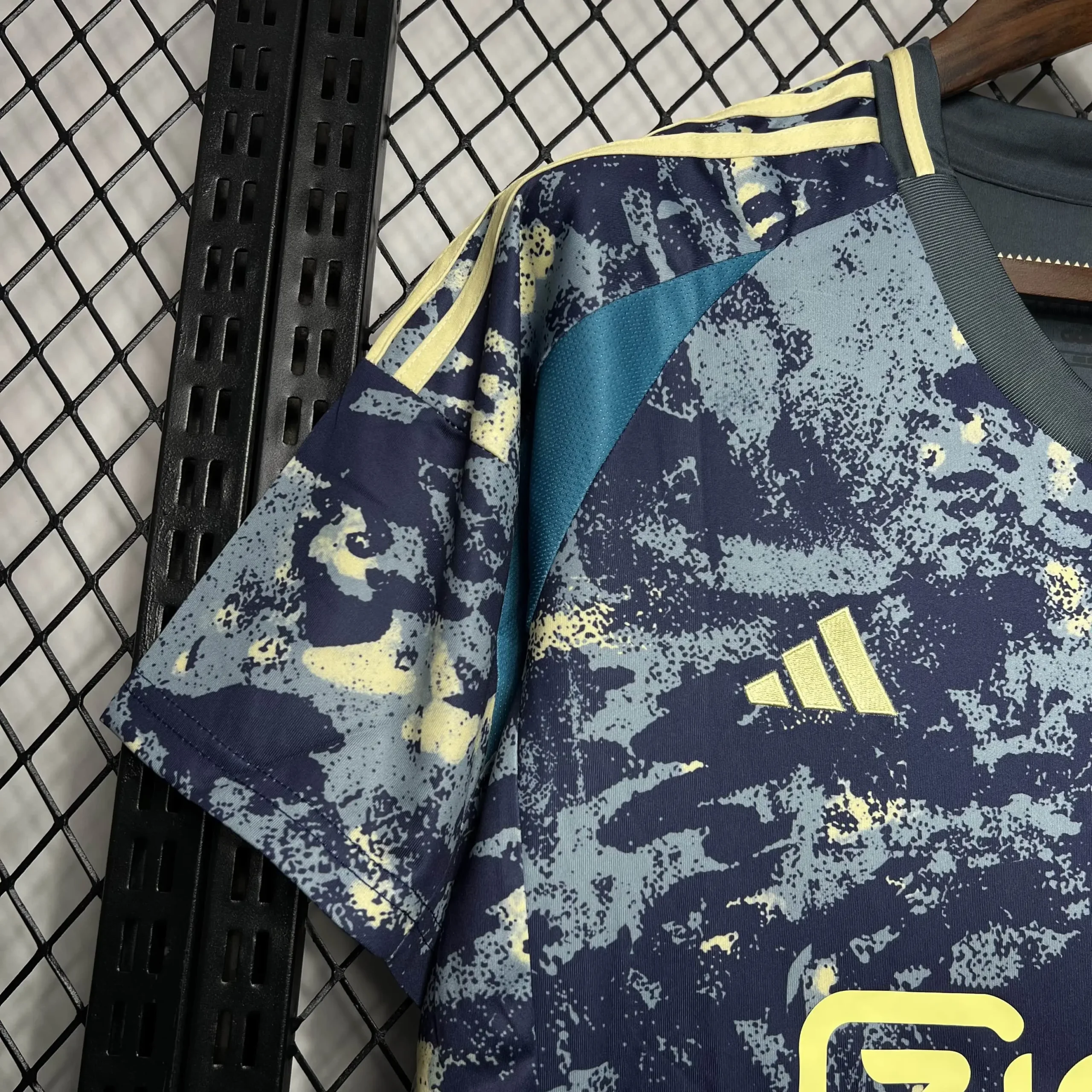 Maillot-Ajax-Extérieur-2024-2025-_6_ Maillot Ajax Extérieur 2024/2025 – Image 3