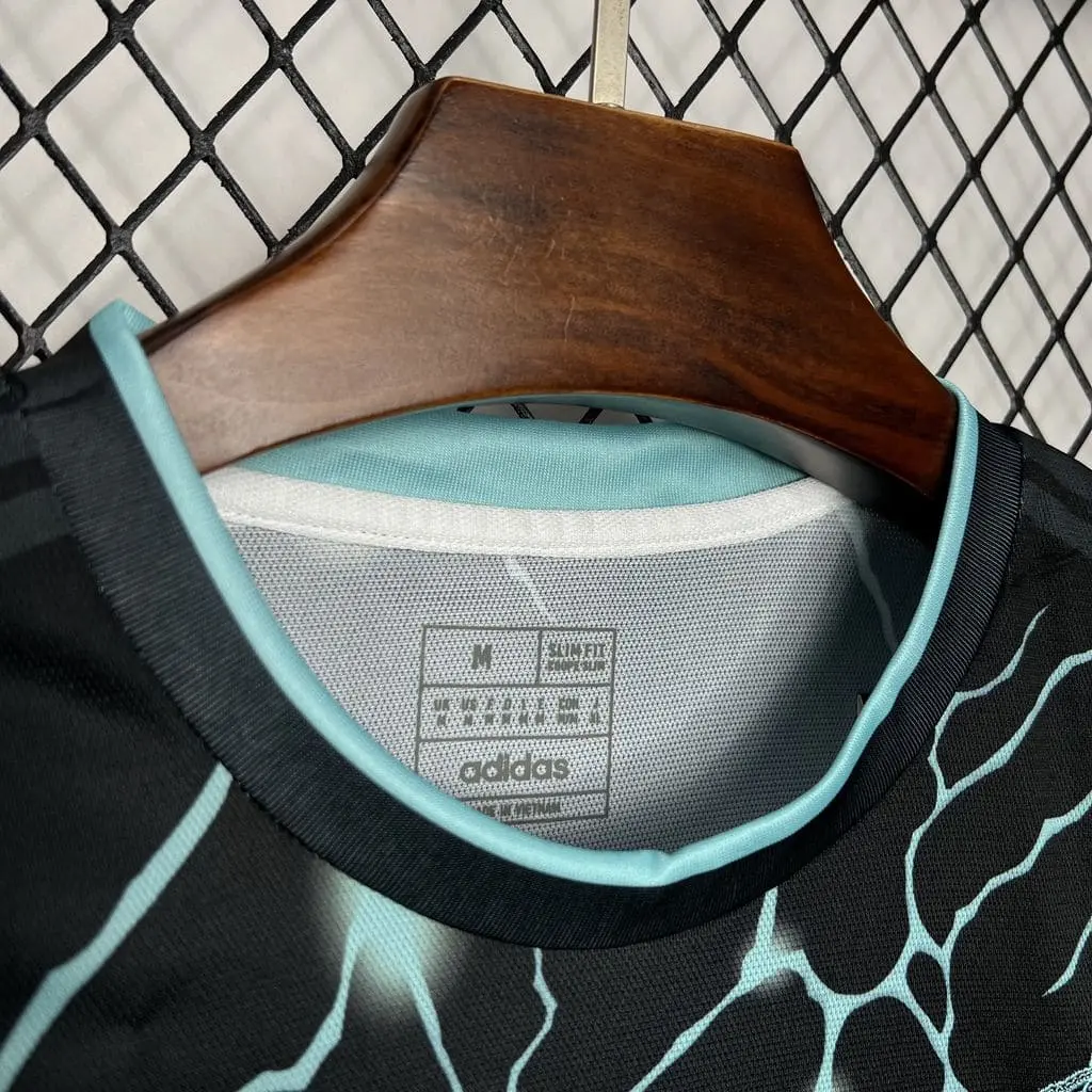 Maillot-Real-Madrid-Concept-Tigre-Noir-et-Vert-2024-2025-_3_ Maillot Real Madrid Concept "Green Panther" 2024/2025 – Image 5