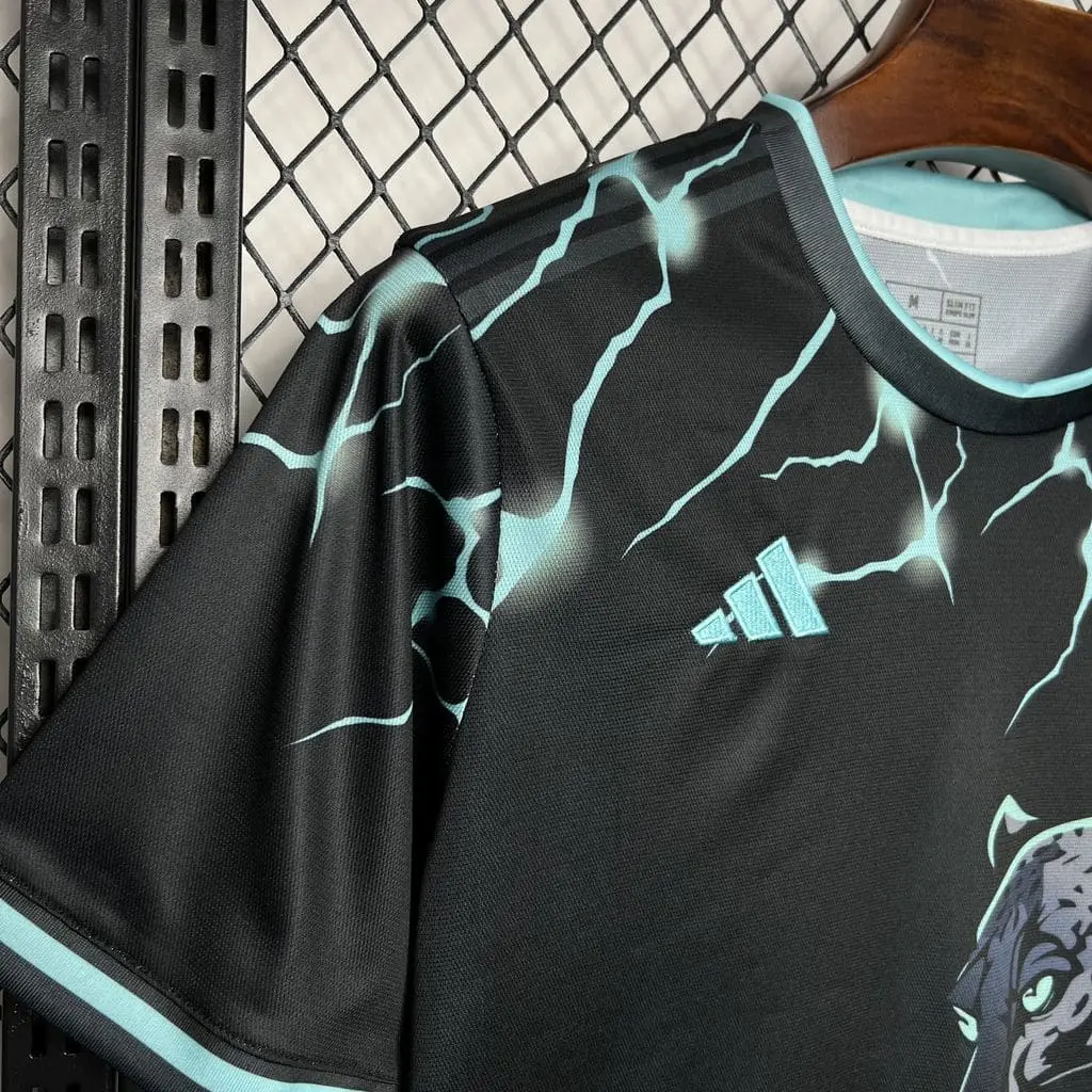 Maillot-Real-Madrid-Concept-Tigre-Noir-et-Vert-2024-2025-_5_ Maillot Real Madrid Concept "Green Panther" 2024/2025 – Image 3