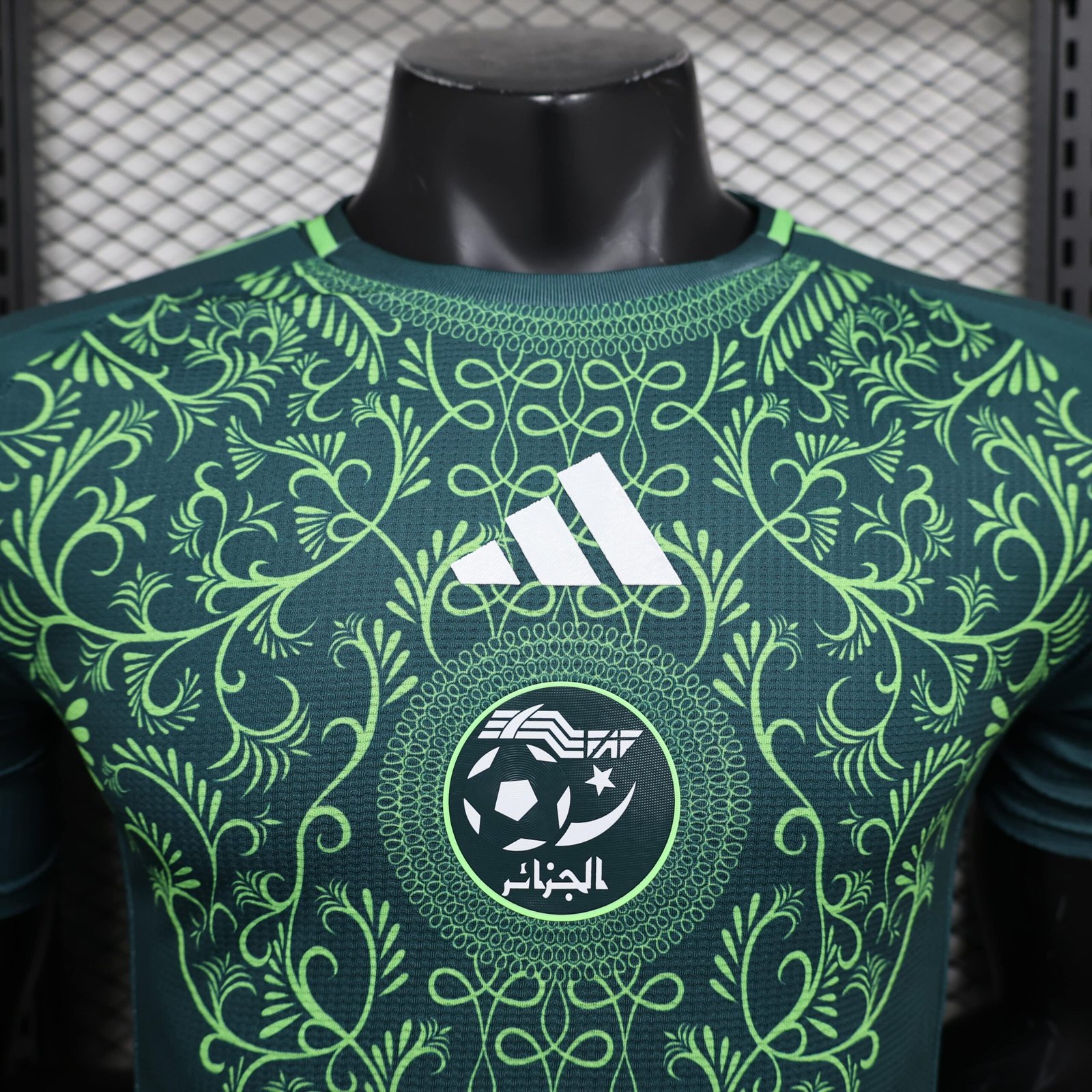 b7fa9da5-min Maillot Joueur Algérie Extérieur 2024/2025 – Image 3